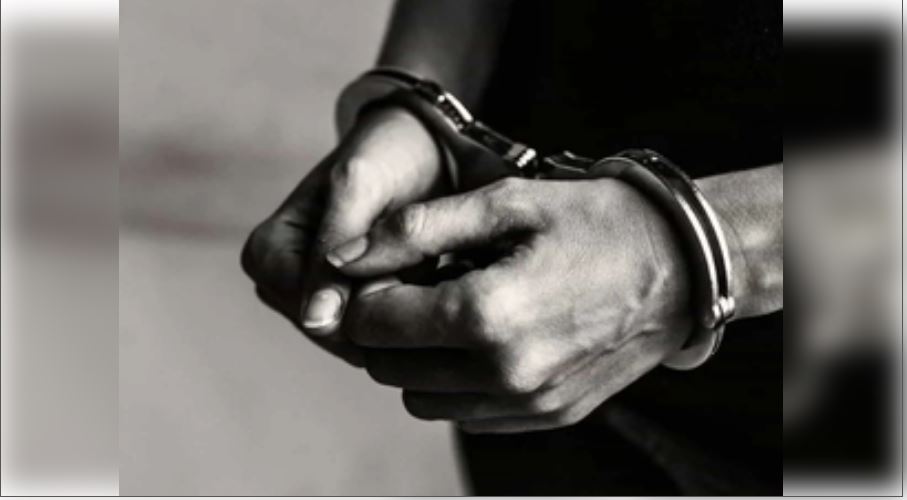 Uttar Pradesh: Two crooks of 25 thousand in Mau arrested, one shot