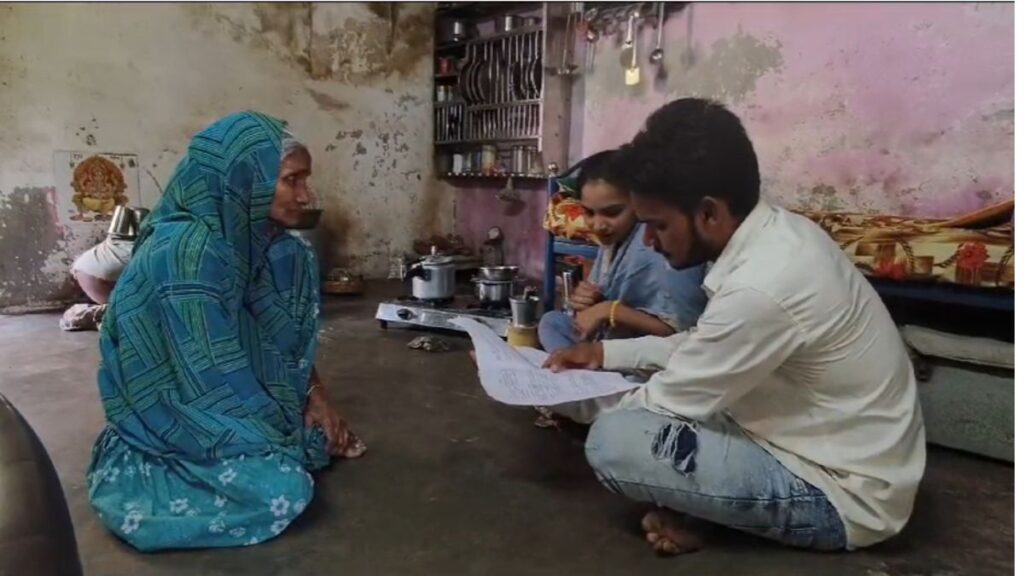 VIDEO: '12 thousand salary, 12 rupees bank balance and 36 crore notice ...' - India tv hindi