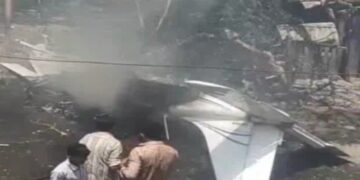 VIDEO: Crash plated in Amreli, debris fell in residential area, painful death of pilot - India tv hindi