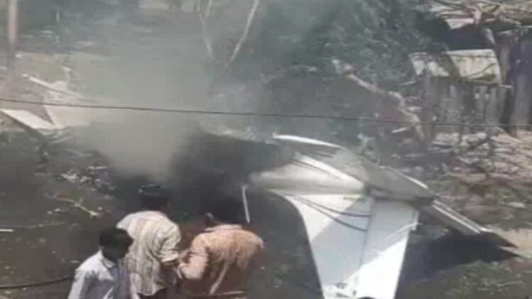 VIDEO: Crash plated in Amreli, debris fell in residential area, painful death of pilot - India tv hindi