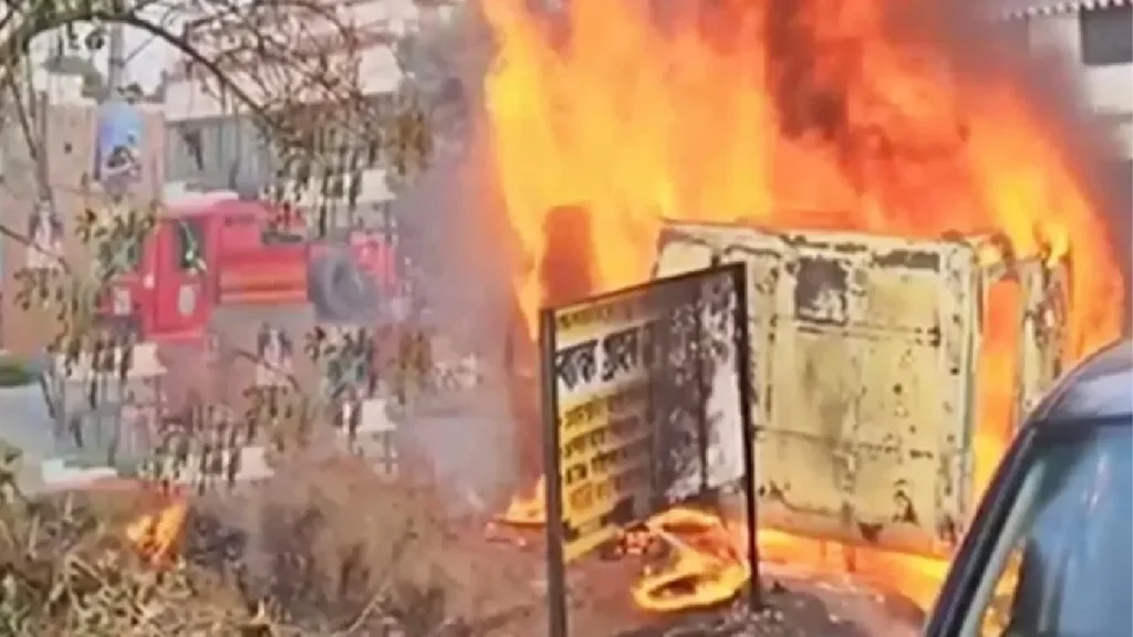 Violence in Murshidabad Against Wakf Law: Violence in Murshidabad, West Bengal against Waqf law, miscreants burnt many vehicles, violence in Murshidabad, West Bengal Against Waqf Law, Rioters Set Maany VeeHicklees on Fire
