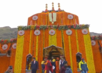 Open doors of Badrinath temple, decorated with 15 tons of colorful flowers, Chardham Yatra started completely