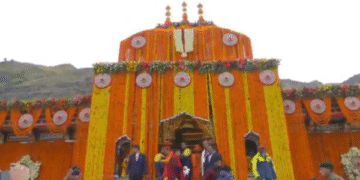 Open doors of Badrinath temple, decorated with 15 tons of colorful flowers, Chardham Yatra started completely