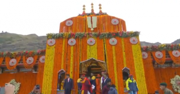 Open doors of Badrinath temple, decorated with 15 tons of colorful flowers, Chardham Yatra started completely