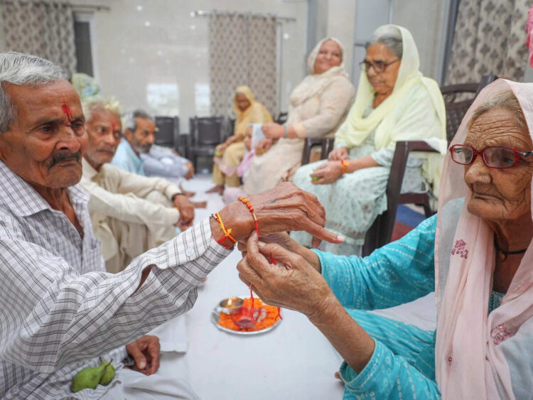 आयुष्मान भारत योजना में 70+ बुजुर्गों को मिलेगा मुफ्त इलाज, ऐसे बनवाएं कार्ड, यहां जानिए प्राइवेट हॉस्पिटल में इलाज की पूरी प्रकिया