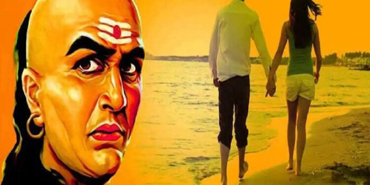 चाणक्य नीति के अनुसार पुरुषों की ये आदतें बनती हैं महिलाओं की कमजोरी, वीडियो में जानिए 5 गहरे मनोवैज्ञानिक रहस्य 