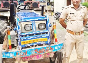 Administration strict action on illegal gravel transport, tractor-trolley seized