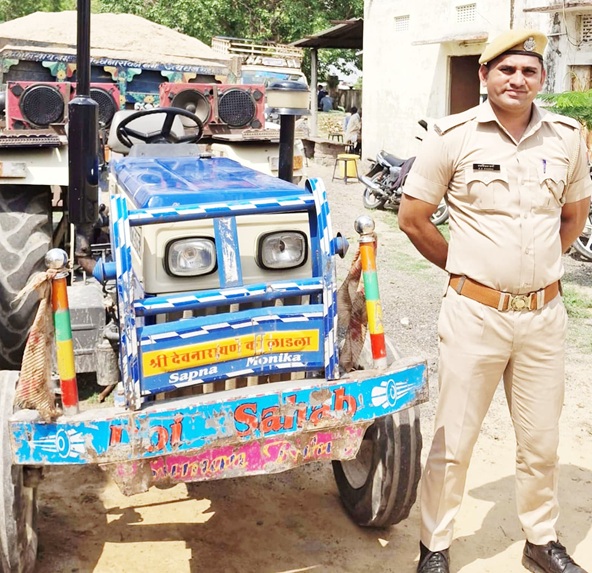 Administration strict action on illegal gravel transport, tractor-trolley seized