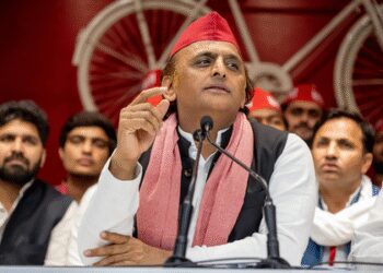 Akhilesh Yadav's sharp attack: BJP government accused of social injustice, Brajesh Pathak surrounded
