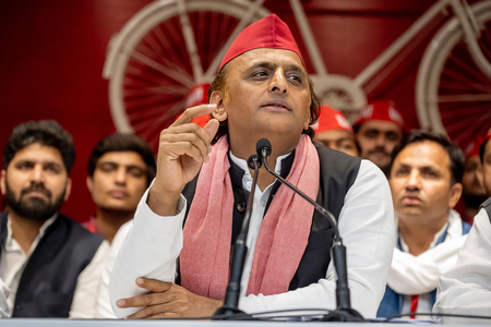Akhilesh Yadav's sharp attack: BJP government accused of social injustice, Brajesh Pathak surrounded