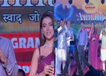 Akshara Singh and Manoj Tiwari decorated in Prayagraj