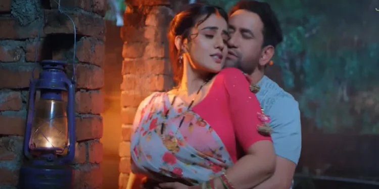 Akshara Singh and Nirhua pair is blowing up, actors from this superhit film