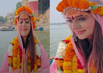 Akshara Singh arrived for Kashi Vishwanath Darshan, a boat ride in the Ganges put a garland around his neck