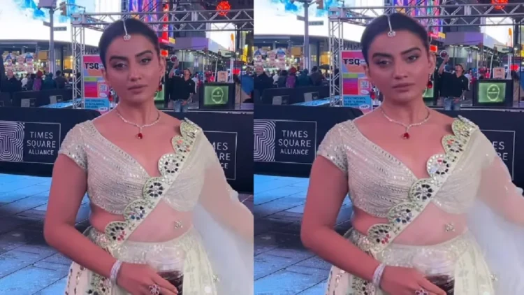 Akshara Singh scattered in front of Times Square, Bhojpuri Queen appeared in Indian dress