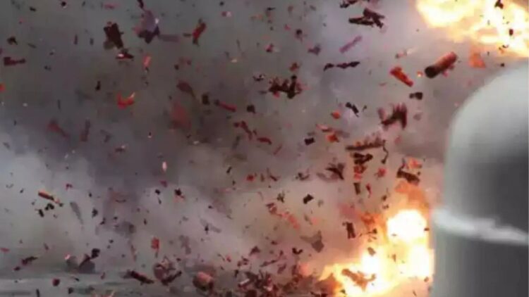 Amritsar Explosion | Punjab News | Punjab Amritsar Bomb | Bomb Explosion | Punjab Blast | Tragic Incident in Amritsar | Punjab News in Hindi | , Bombs, flew in the hands of a member of the terrorist organization who came to keep the bomb. News Track in Hindi