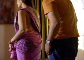 Aunty was beautiful, nephew, one started to do Guptagu, then the other has come in the touch, the uncle in his eyes ...