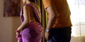 Aunty was beautiful, nephew, one started to do Guptagu, then the other has come in the touch, the uncle in his eyes ...