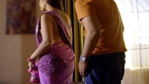 Aunty was beautiful, nephew, one started to do Guptagu, then the other has come in the touch, the uncle in his eyes ...