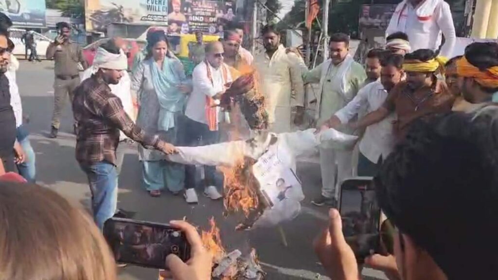 BJP Members Got Angry at Ram Gopal Yadav's comment and Burnt His Effigy in Etawah News | Etawah News: BJP workers angry at Ram Gopal Yadav's comment, effigy burnt | News Track in Hindi