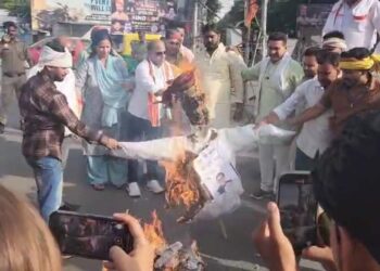 BJP Members Got Angry at Ram Gopal Yadav's comment and Burnt His Effigy in Etawah News | Etawah News: BJP workers angry at Ram Gopal Yadav's comment, effigy burnt | News Track in Hindi