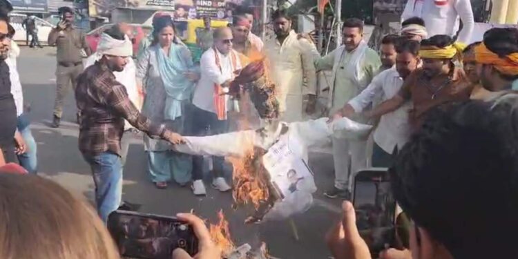 BJP Members Got Angry at Ram Gopal Yadav's comment and Burnt His Effigy in Etawah News | Etawah News: BJP workers angry at Ram Gopal Yadav's comment, effigy burnt | News Track in Hindi