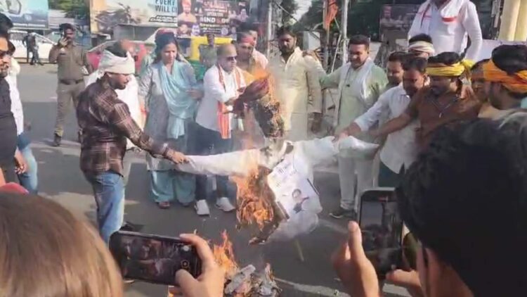 BJP Members Got Angry at Ram Gopal Yadav's comment and Burnt His Effigy in Etawah News | Etawah News: BJP workers angry at Ram Gopal Yadav's comment, effigy burnt | News Track in Hindi