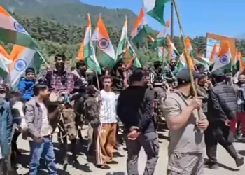 BJP's Tiranga Yatra: BJP's tricolor journey from Pahalgam to Ayodhya, passion of people waving the tricolor in hands, BJP's tiranga yatra from pahalgam to ayodhya, people waving the tricolor in his hand