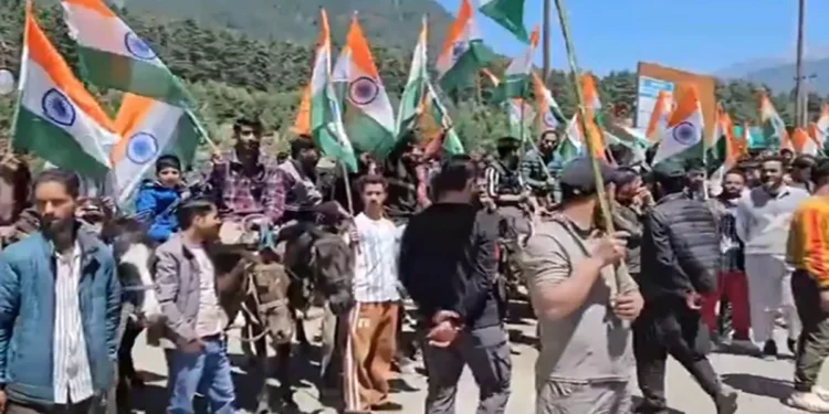 BJP's Tiranga Yatra: BJP's tricolor journey from Pahalgam to Ayodhya, passion of people waving the tricolor in hands, BJP's tiranga yatra from pahalgam to ayodhya, people waving the tricolor in his hand