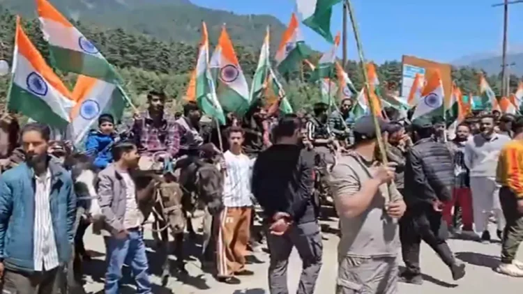 BJP's Tiranga Yatra: BJP's tricolor journey from Pahalgam to Ayodhya, passion of people waving the tricolor in hands, BJP's tiranga yatra from pahalgam to ayodhya, people waving the tricolor in his hand