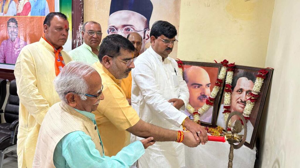 BJP's new team is responsible for the 2027 mission, said state general secretary organization dharampal | Gorakhpur News: Responsibility for mission of 2027 on BJP's new team, State General Secretary Sangathan Dharampal | News Track in Hindi