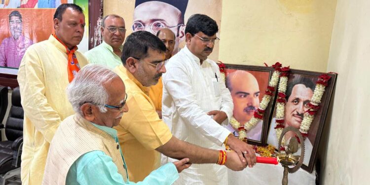BJP's new team is responsible for the 2027 mission, said state general secretary organization dharampal | Gorakhpur News: Responsibility for mission of 2027 on BJP's new team, State General Secretary Sangathan Dharampal | News Track in Hindi