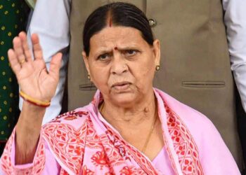 Bihar First Female CM Rabri Devi History, Bihar First Female CM Rabri Devi, Rabri Devi, Bihar First Woman Chief Minister, Rabri Devi Political Journey, Rabri Devi Devi Biography, Rabri Devi and Lalu Yadav, Rabri Devi 1997, Rabri Devi CM Oath, Fodder SCAM, Rabri Devi Leadership, Rabri Devi Women's Empowerment, Rabri Devi Dalit Policies, Panchayati Raj Bihar, Bihar Jungle RAJ, Bihar Jungle Devi Governance, Rabri Devi Family, Tejashwi Yadav Mother, Lalu Yadav Jail, Rabri Devi Decisions, Bihar Political History, Rabri Devi Simplicity, Rabri Devi Social Justice, Rabri Social Justice, Rabri Devi Political Legacy, Rabri Devi Education, Rabri Devi Background, Rabri Devi and RJD, Rabri Devi Gender Equity, Rabri Devi Reforms, Rabri Devi in ​​Politics, Rabri devi in ​​politics Leadership, Rabri Devi Inspiration | Who was the one who created a stir in political streets by becoming the first woman Chief Minister of Bihar? Know how Rabri Devi became the queen of power! , News Track in Hindi
