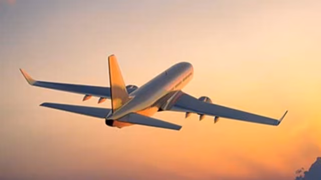 Both engines of the aircraft going from Jaipur to Chandigarh fail, see in the video, the pilot widely made the plane a safe land