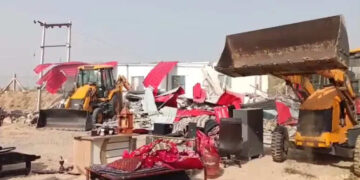 Bulldozer went on the property of Dabangg, who hanged the driver upside down from JCB in Ajmer