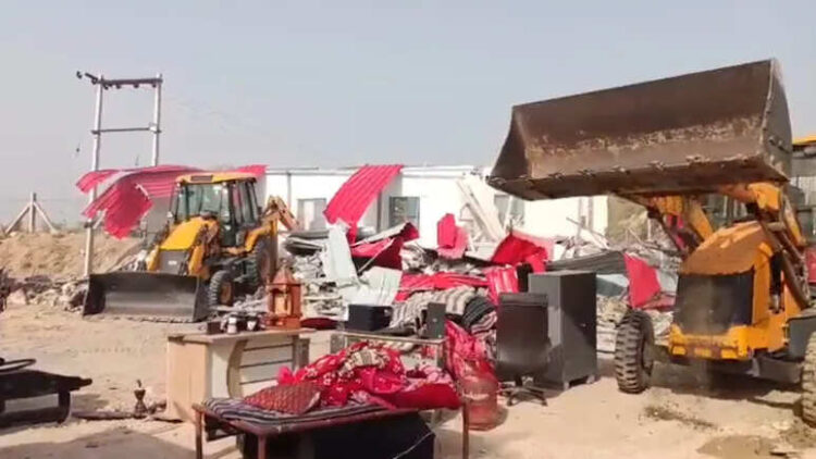 Bulldozer went on the property of Dabangg, who hanged the driver upside down from JCB in Ajmer