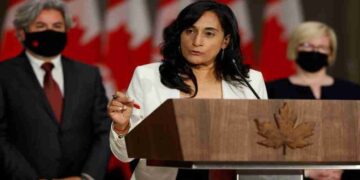 Canada New Foreign Minister Anita Anand Wikipedia Age Family Birth Place Nationality and Political Career | Newstrack Hindi News | Special News in Hindi Samachar | Canada New Foreign Minister: The fragrance of India's soil and the confluence of the icy paths of Canada, know the inspiring story of Anita Anand's struggle, service and success. News Track in Hindi
