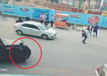 Car climbed on security guard for refusing to play horn: 10 places fractures in the feet