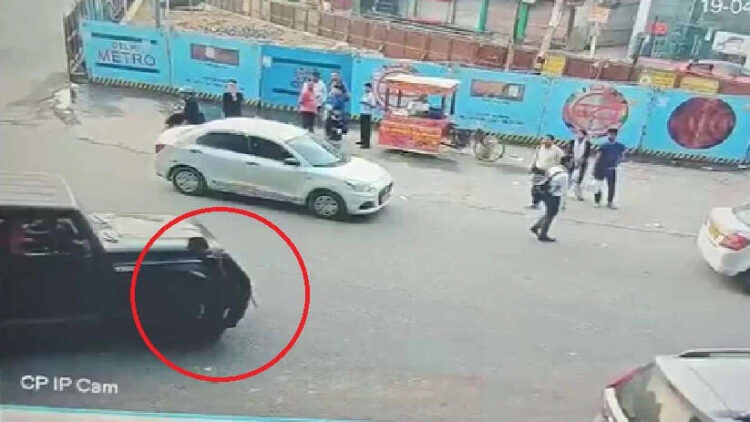 Car climbed on security guard for refusing to play horn: 10 places fractures in the feet