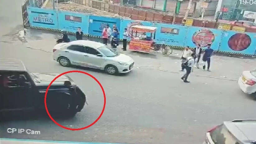 Car climbed on security guard for refusing to play horn: 10 places fractures in the feet