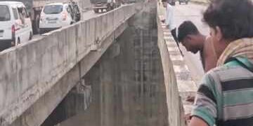 Car fell uncontrollably 60 feet deep, know two youths seriously injured in video