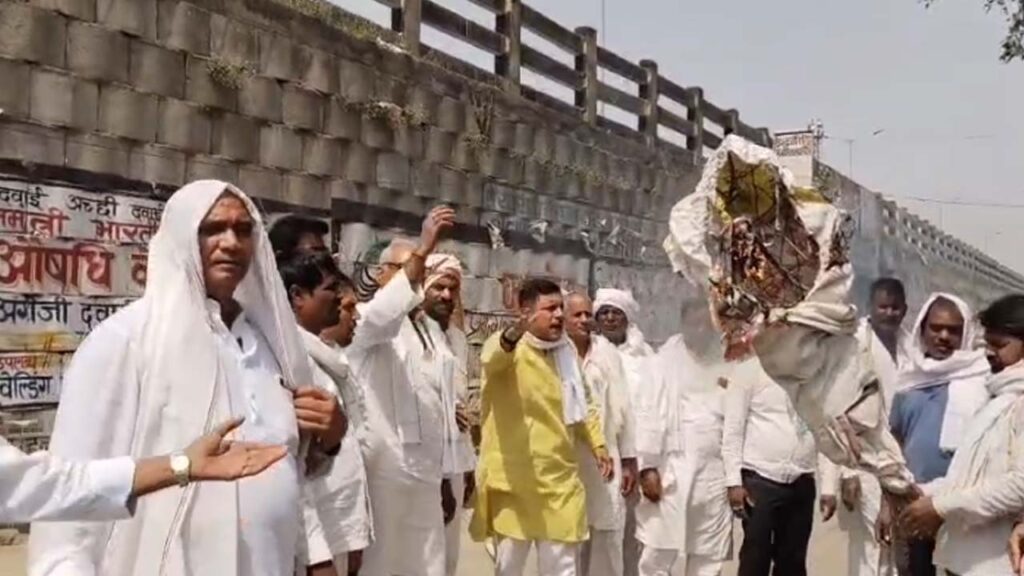 Chandauli News | BJP Leader Vijay Shah | Colonel Sophia Qureshi | News in hindi | Uttar Pradesh News Today | Latest Update in Hindi | News Track Hindi News | Up ka taaza samachar in hindi | Chandauli News: Congressmen raging on vulgar remarks against Colonel Sophia by BJP minister, burnt effigy | News Track in Hindi