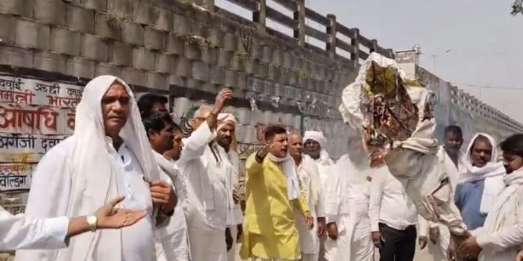 Chandauli News | BJP Leader Vijay Shah | Colonel Sophia Qureshi | News in hindi | Uttar Pradesh News Today | Latest Update in Hindi | News Track Hindi News | Up ka taaza samachar in hindi | Chandauli News: Congressmen raging on vulgar remarks against Colonel Sophia by BJP minister, burnt effigy | News Track in Hindi