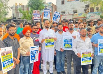 Chandigarh Youth Congress burnt BJP's effigy in protest against FIR against Rahul Gandhi