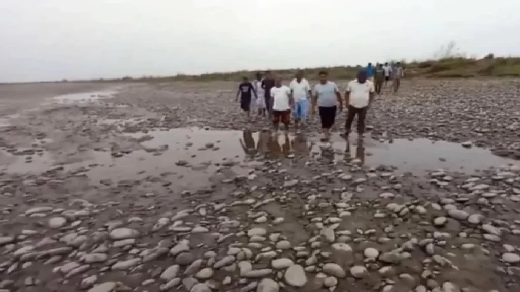 Chenab River Gets Dry: Cinab River dried up due to closing of India's dam, there may be a big shortage of water in Pakistan, Pakistan Water Water Worsen Chenab River Gets Dry as India Close Gates of Baglihar and Salal Dam