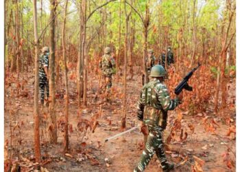 Chhattisgarh: Encounter between DRG soldiers and Naxalites continues in the forest of Abujhmad