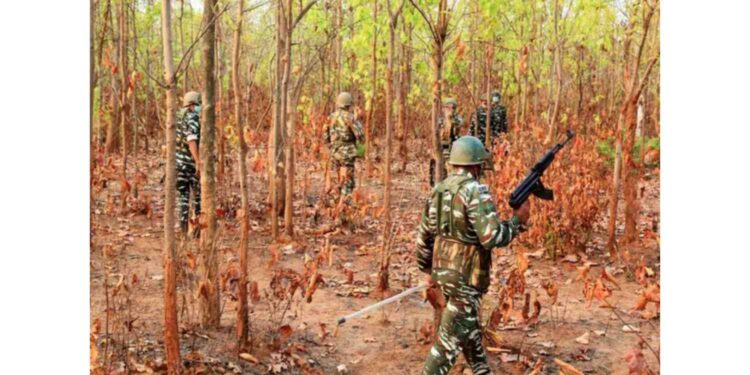 Chhattisgarh: Encounter between DRG soldiers and Naxalites continues in the forest of Abujhmad