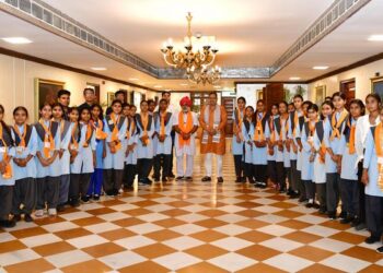 Chief Minister Bhajan Lal Sharma gave affectionate dialogue with talented daughters, wishes for a bright future