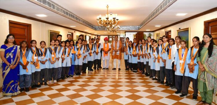 Chief Minister Bhajan Lal Sharma gave affectionate dialogue with talented daughters, wishes for a bright future
