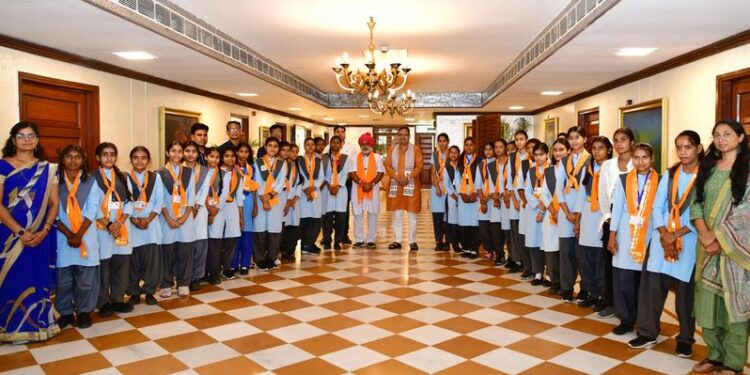 Chief Minister Bhajan Lal Sharma gave affectionate dialogue with talented daughters, wishes for a bright future