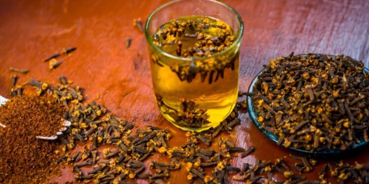 Clove water is beneficial for which organ is beneficial, know the right time and way to drink it